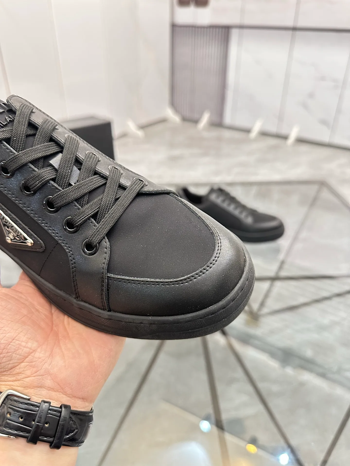 Men's shoes: 💰P400¥ Product trademark: Prada *"Prada*" low-top casual shoes Regular size: 38-44 (can be customized to 45) Product materials: imported cowhide leather upper spliced ​​with original fabric, sheepskin lining, original outsole. Number: 020